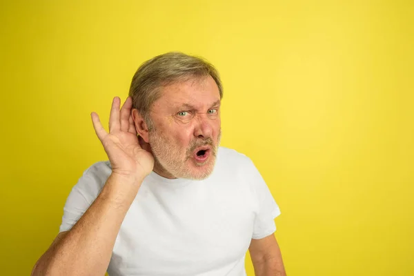 Caucasian senior mans portrait isolated on yellow studio background — Stock Photo, Image