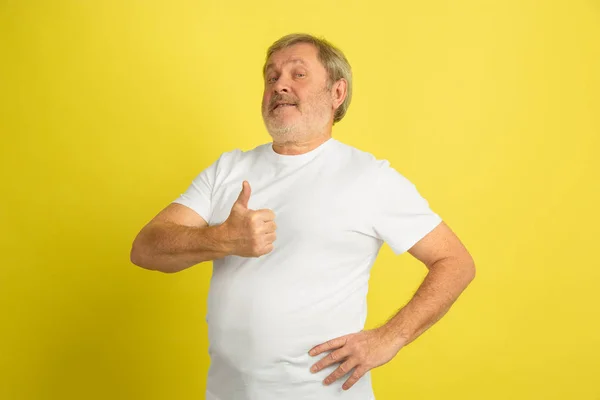 Caucásico senior mans retrato aislado en amarillo estudio fondo — Foto de Stock