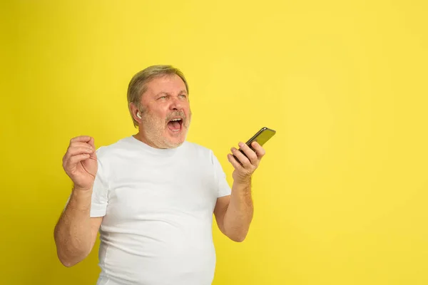 Caucasian senior mans portrait isolated on yellow studio background — 스톡 사진