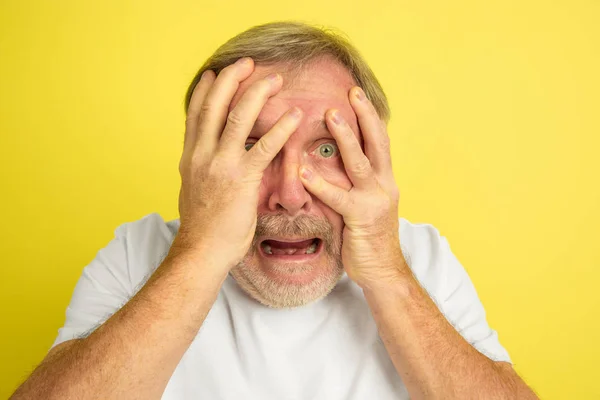 Kaukasiska senior mans porträtt isolerad på gul studio bakgrund — Stockfoto