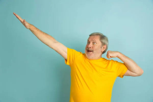 Caucásico senior mans retrato aislado en azul estudio fondo — Foto de Stock