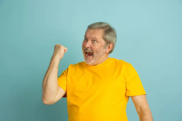 Caucásico senior mans retrato aislado en azul estudio fondo — Foto de Stock