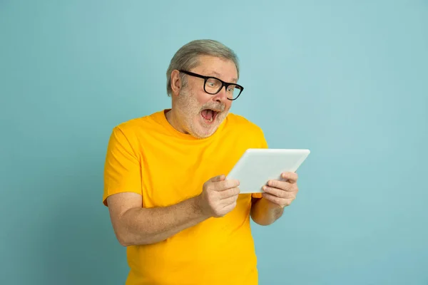 Kaukasische Senior Men Porträt isoliert auf blauem Studiohintergrund — Stockfoto