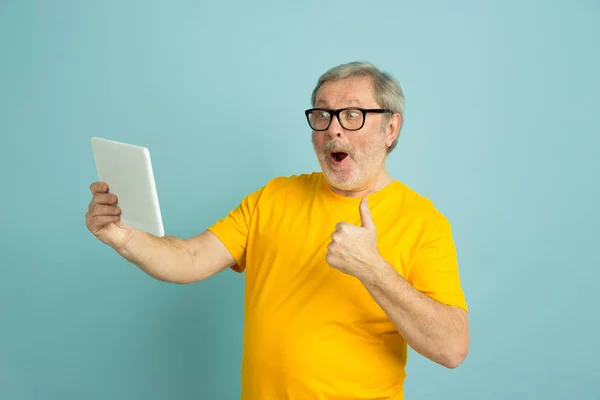 Kaukasische Senior Men Porträt isoliert auf blauem Studiohintergrund — Stockfoto