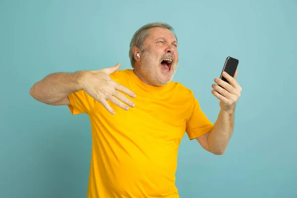 Caucasian senior mans portrait isolated on blue studio background — 스톡 사진