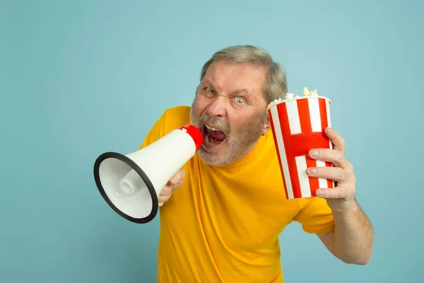 Kaukasiska senior mans porträtt isolerad på blå studio bakgrund — Stockfoto