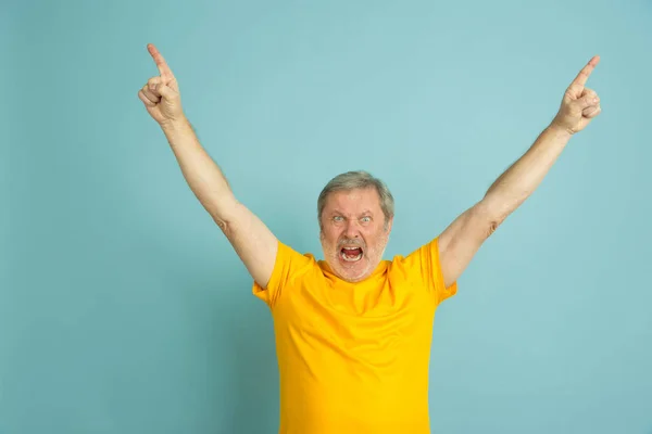 Kaukasiska senior mans porträtt isolerad på blå studio bakgrund — Stockfoto