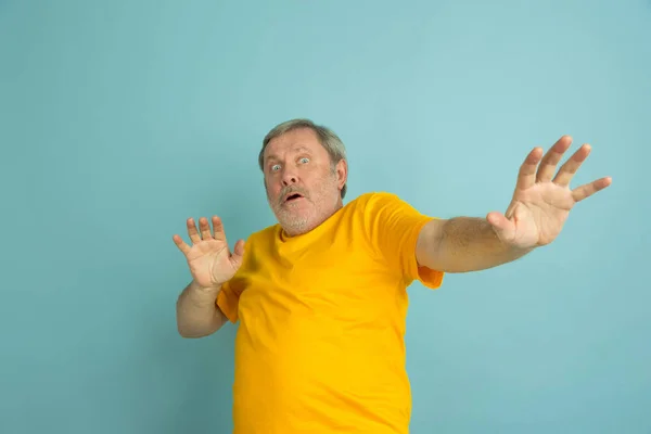 Caucasian senior mans portrait isolated on blue studio background — Stock Photo, Image