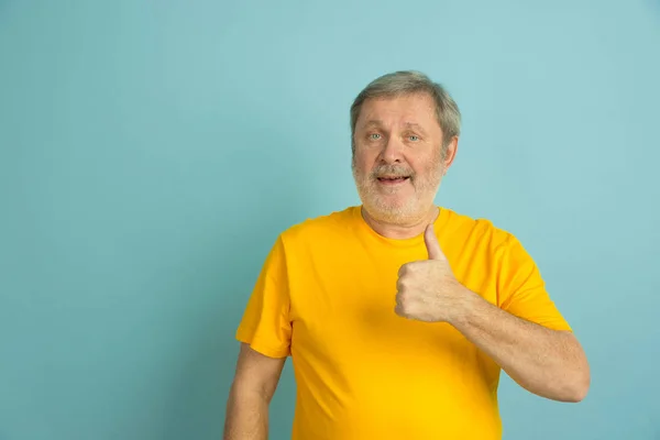 Caucásico senior mans retrato aislado en azul estudio fondo — Foto de Stock