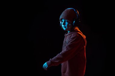 Kafkas erkek portresi, karanlık stüdyo arka planında neon ışıkta izole edilmiş.