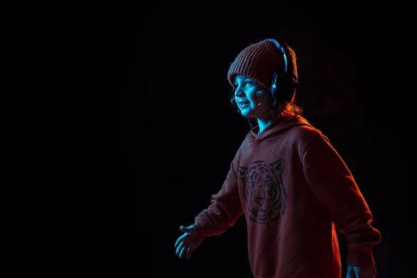 Biały chłopcy portret odizolowany na ciemny studio tło w neon światło — Zdjęcie stockowe
