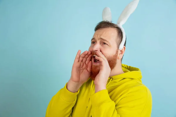 Coniglietto uomo di Pasqua con emozioni luminose su sfondo blu studio — Foto Stock