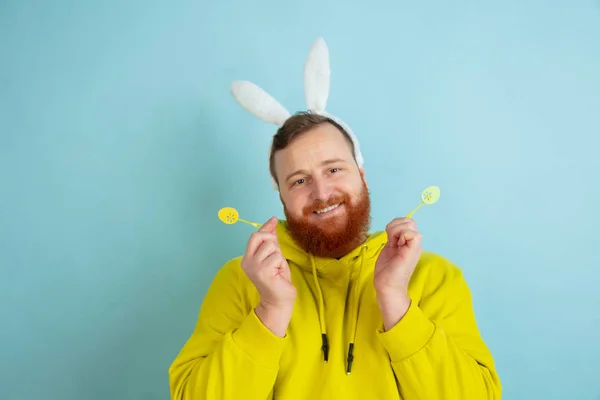 Lapin de Pâques homme avec des émotions vives sur fond bleu studio — Photo