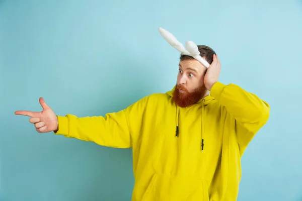 Lapin de Pâques homme avec des émotions vives sur fond bleu studio — Photo