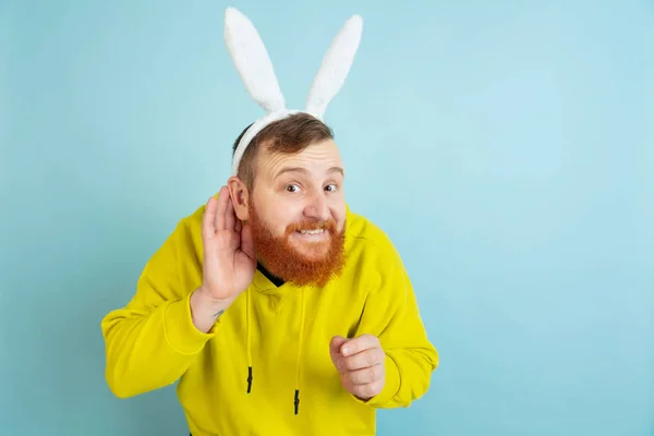 Hombre conejito de Pascua con emociones brillantes en el fondo del estudio azul — Foto de Stock