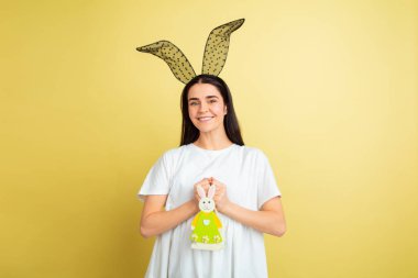 Stüdyoda parlak duyguları olan Paskalya tavşanı kadın.