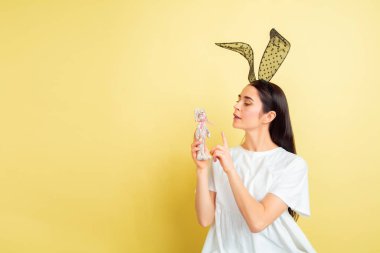 Stüdyoda parlak duyguları olan Paskalya tavşanı kadın.