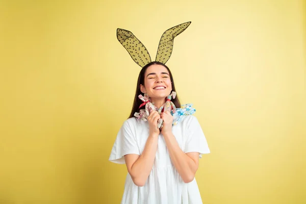 黄色工作室背景下情绪明亮的复活节兔子女 — 图库照片