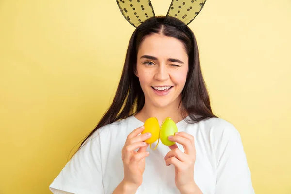 Osterhasen-Frau mit hellen Emotionen auf gelbem Studiohintergrund — Stockfoto