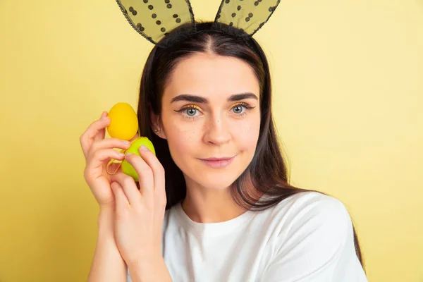 Osterhasen-Frau mit hellen Emotionen auf gelbem Studiohintergrund — Stockfoto