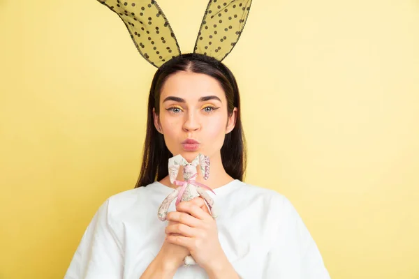 Osterhasen-Frau mit hellen Emotionen auf gelbem Studiohintergrund — Stockfoto