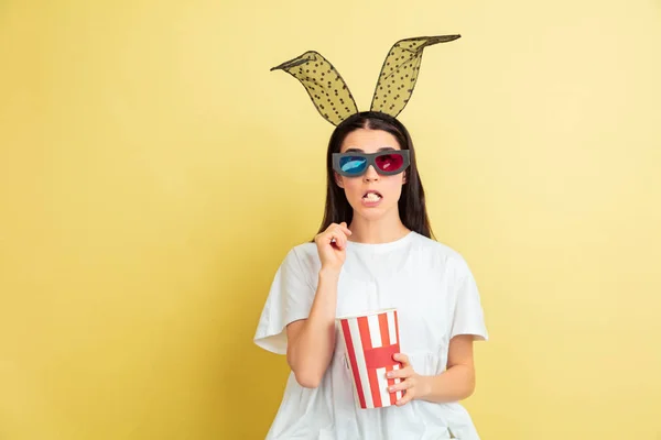 Mujer conejito de Pascua con emociones brillantes en el fondo del estudio amarillo —  Fotos de Stock