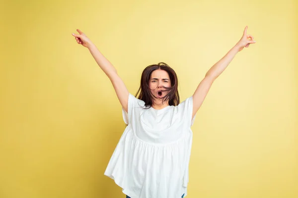 Coelhinho da Páscoa mulher com emoções brilhantes no fundo do estúdio amarelo — Fotografia de Stock