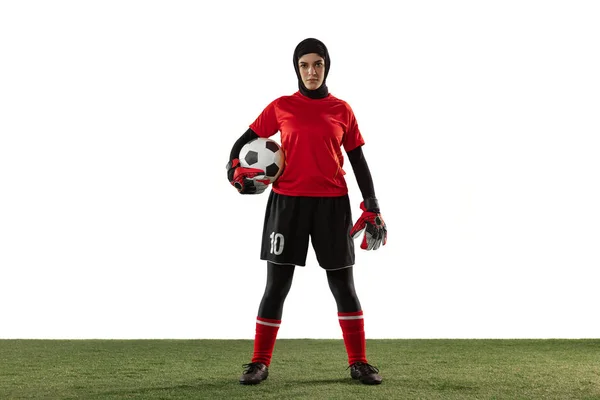 Арабская футболистка, вратарь на белом фоне студии — стоковое фото