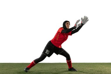 Arap bayan futbolcu ya da futbolcu, beyaz stüdyo arka planında kaleci