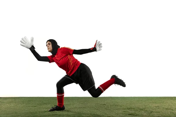 Арабская футболистка, вратарь на белом фоне студии — стоковое фото