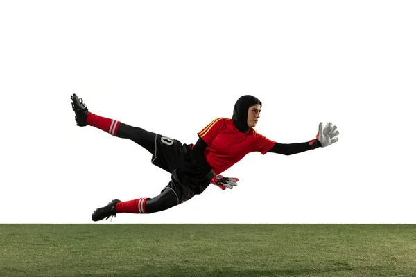 Arabian futebol feminino ou jogador de futebol, goleiro em fundo estúdio branco — Fotografia de Stock