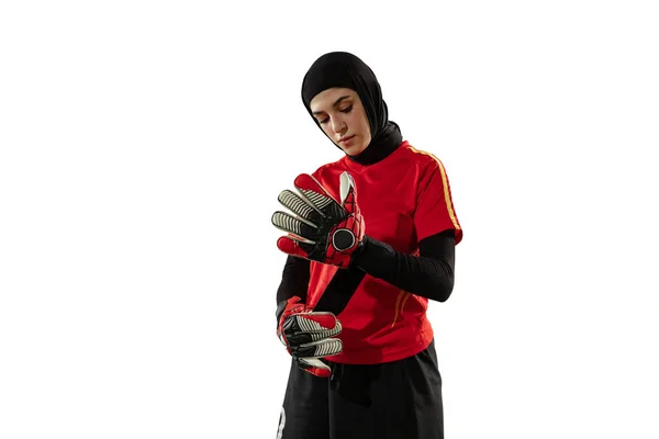 Arabian kobieta piłka nożna lub piłkarz, bramkarz na białym tle studio — Zdjęcie stockowe