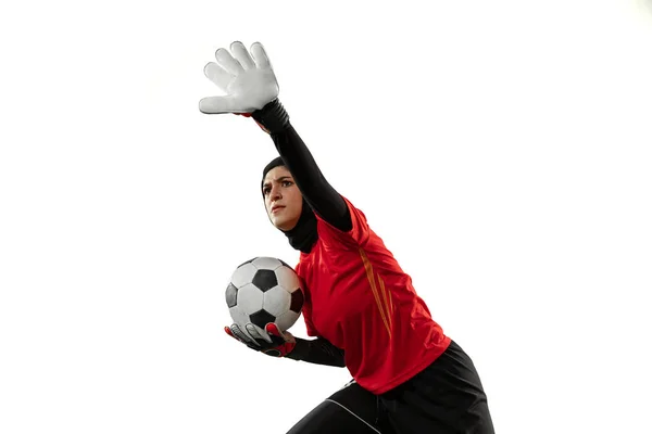 Arabo calciatore femminile o calciatore, portiere su sfondo bianco studio — Foto Stock