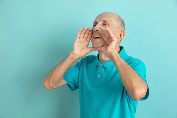 Kaukasiska senior mans porträtt isolerad på blå studio bakgrund — Stockfoto