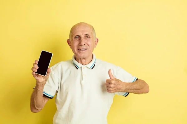 Beyaz adam portresi sarı stüdyo arka planında izole edilmiş. — Stok fotoğraf