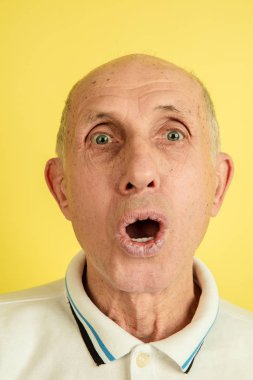 Beyaz adam portresi sarı stüdyo arka planında izole edilmiş.