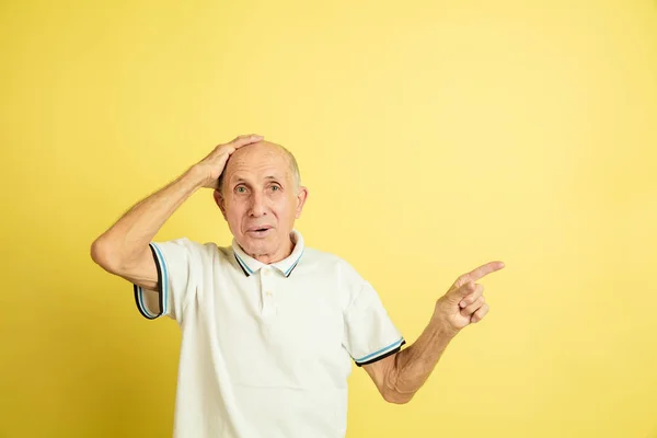 Kaukasiska senior mans porträtt isolerad på gul studio bakgrund — Stockfoto