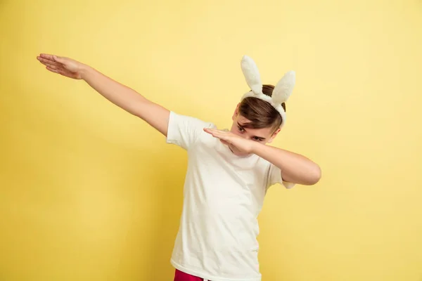 Пасхальный кролик с яркими эмоциями на желтом студийном фоне — стоковое фото