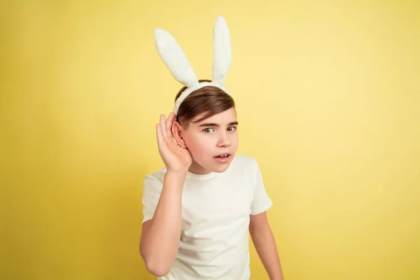 Stüdyoda parlak duyguları olan Paskalya tavşanı çocuk. — Stok fotoğraf