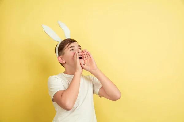 Osterhase Junge mit hellen Emotionen auf gelbem Studiohintergrund — Stockfoto