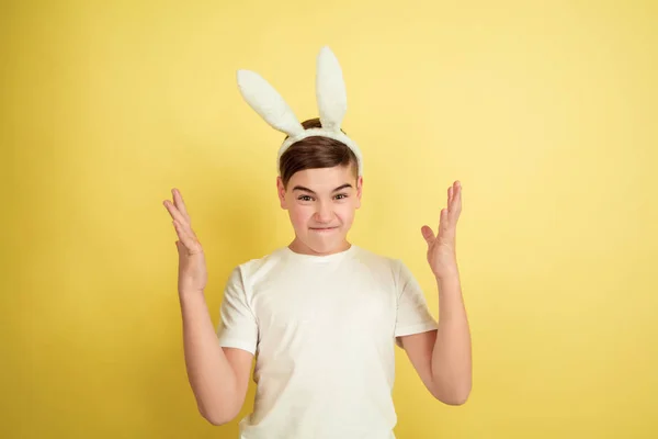 Húsvéti nyuszi fiú fényes érzelmek sárga stúdió háttér — Stock Fotó