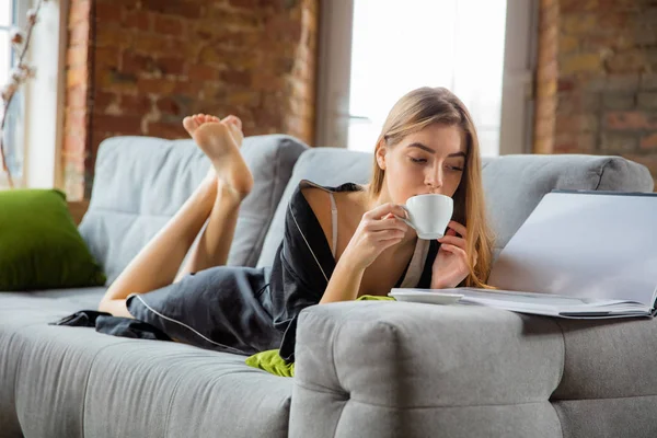 Skönhetsdagen. Kvinnan gör sin dagliga hudvårdsrutin hemma — Stockfoto