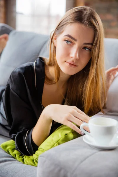 Día de la belleza. Mujer haciendo su rutina diaria de cuidado de la piel en casa — Foto de Stock