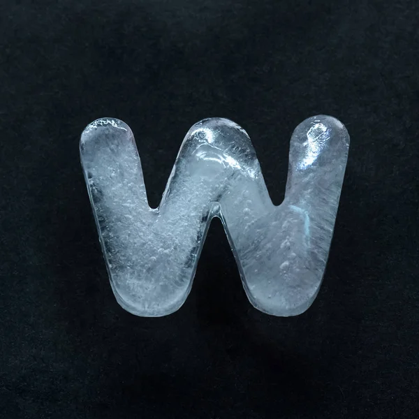Abjad huruf yang terbuat dari es terisolasi di latar belakang studio gelap — Stok Foto