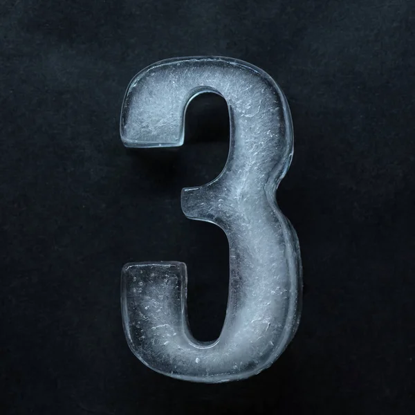 Číselná hodnota, čísla vyrobená z ledu izolovaných na tmavém pozadí studia — Stock fotografie