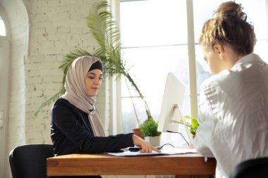 Çalışırken başörtüsü takan güzel bir Arap iş kadınının portresi