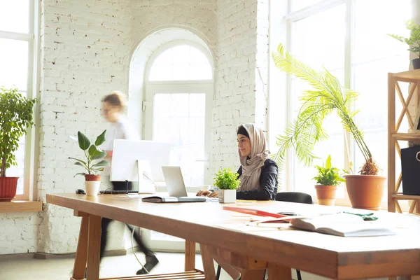 Retrato de una hermosa mujer de negocios árabe usando hijab mientras trabajaba — Foto de Stock