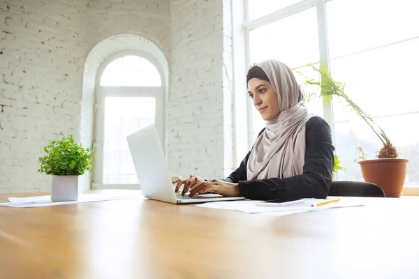 Портрет красивой арабской предпринимательницы в хиджабе во время работы — стоковое фото