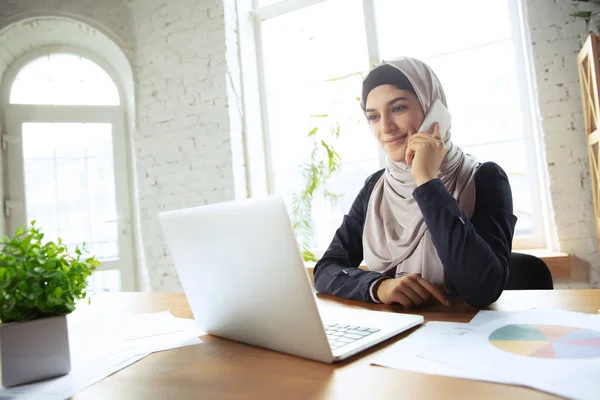 Portretul unei frumoase femei de afaceri arabe care poartă hijab în timp ce lucrează — Fotografie, imagine de stoc
