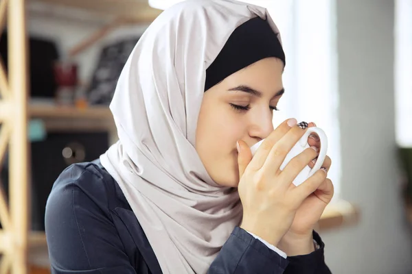 Retrato de una hermosa mujer de negocios árabe usando hijab mientras trabajaba — Foto de Stock